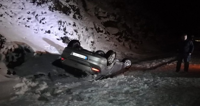 Pekün Dağı geçidinde otomobil takla attı: 3 yaralı