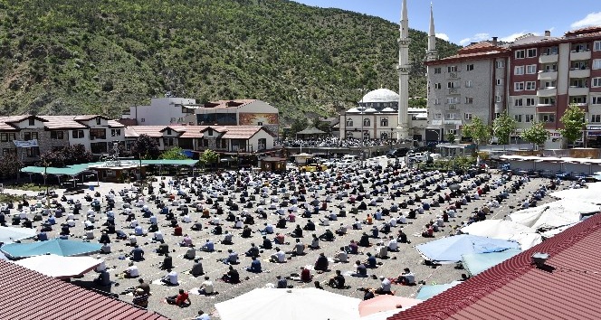 Gümüşhane’de 2,5 ay sonra ilk Cuma namazı kılındı