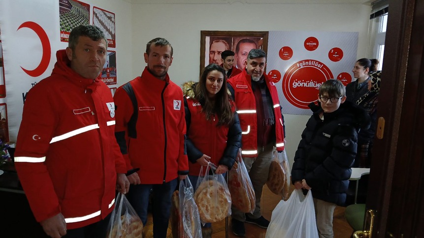 Türk Kızılay kapı kapı pide ve ekmek dağıtıyor #haberi, #haberleri, #Gümüşhane #haber