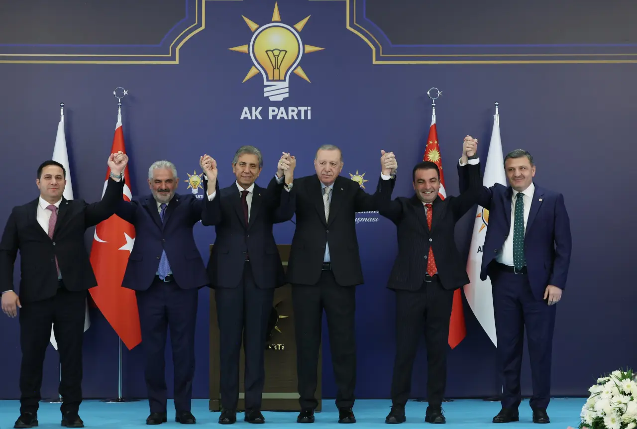Başkan Abdulbaki Kara’ya rozetini Cumhurbaşkanı Erdoğan taktı