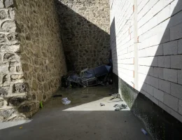 Otomobil 15 metrelik uçurumdan düştü: Sürücü yaralı kurtuldu