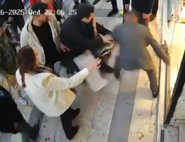 Bıçaklı saldırganı böyle etkisiz hale getirdiler