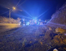 Gümüşhane’de yoldaki kaya parçaları kazaya neden oldu: 2 yaralı
