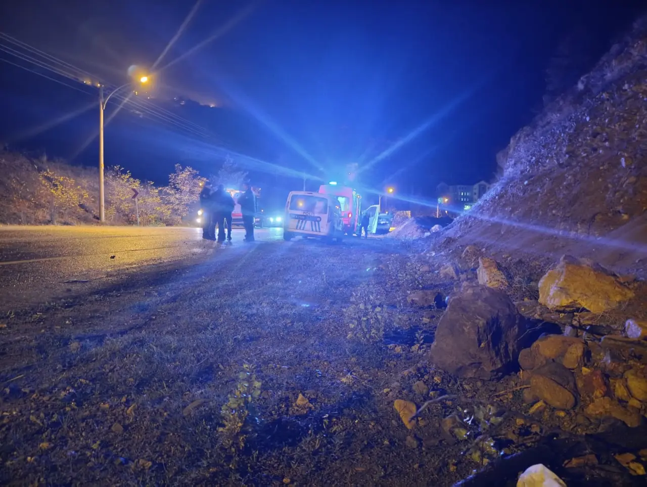 Gümüşhane’de yoldaki kaya parçaları kazaya neden oldu: 2 yaralı