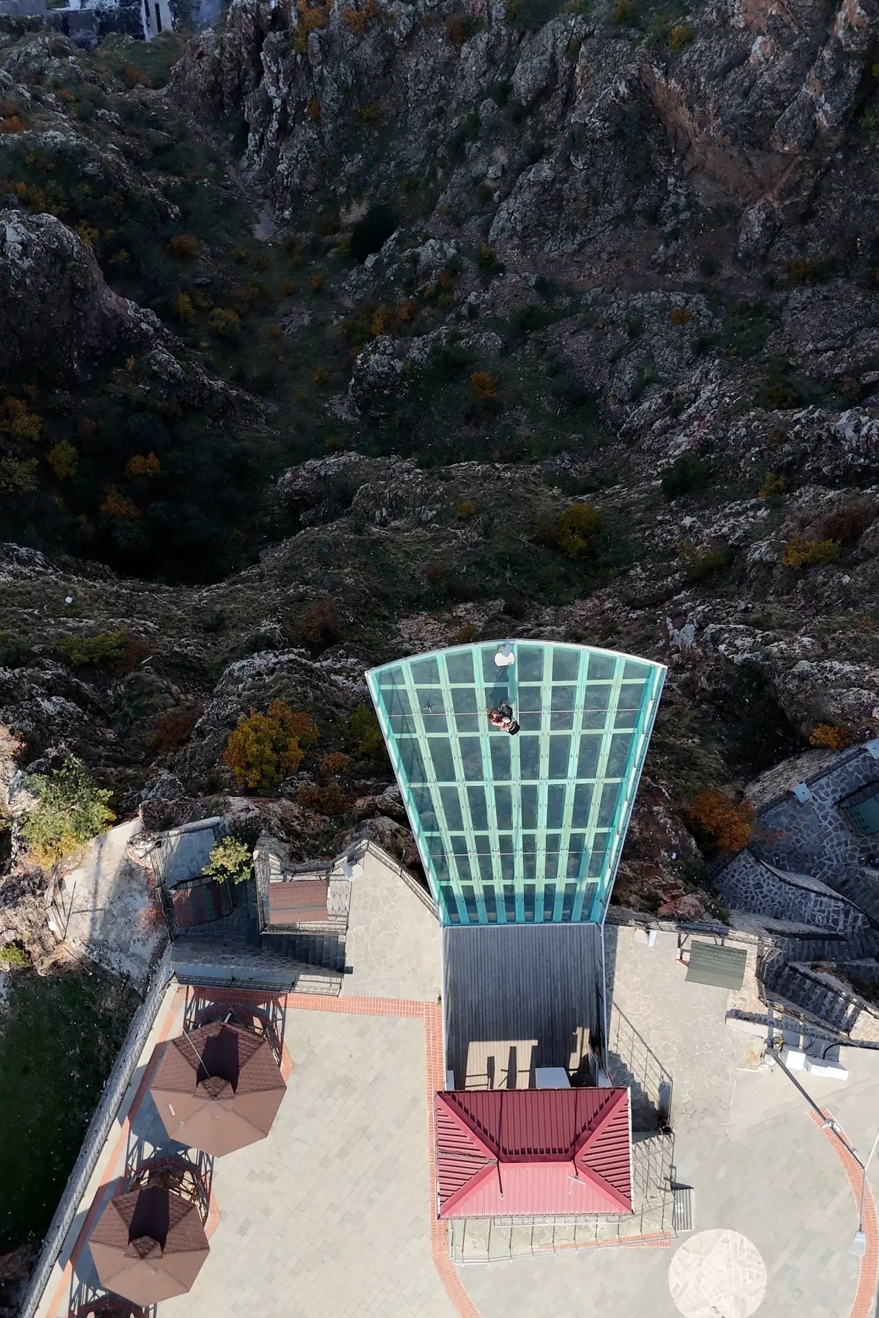 Gümüşhaneli müzisyenden tarihi mekanlarda viyolonsel ile eşsiz performans