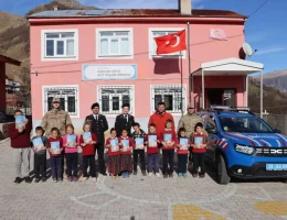 Jandarma’dan Akocak İlkokulu’na anlamlı ziyaret