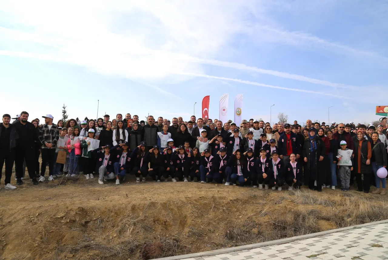 Üniversite’de yeşil seferberlik, binlerce fidanı toprakla buluşturuldu