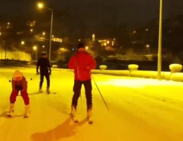 Gümüşhane sokaklarına kayak takımlarıyla indiler