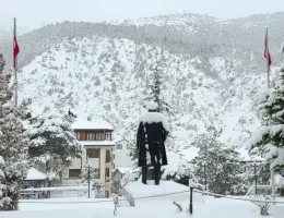 Kar kalınlığı merkezde 27 santimetreyi buldu, 247 köy yolu ulaşıma kapandı