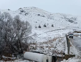 Kelkit-Erzincan yolunda korku dolu anlar! LPG yüklü tanker dereye uçtu