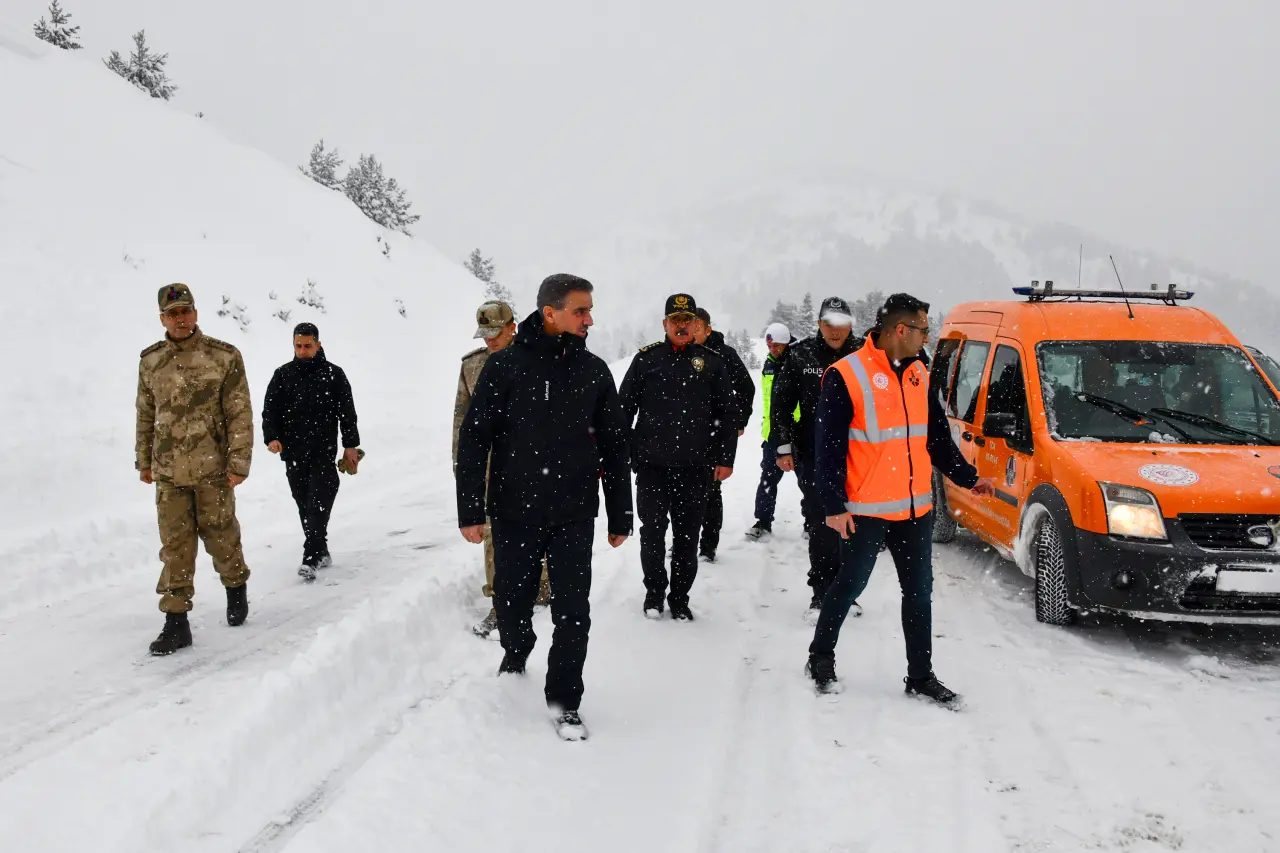 Vali Baruş karla mücadele çalışmalarını denetledi