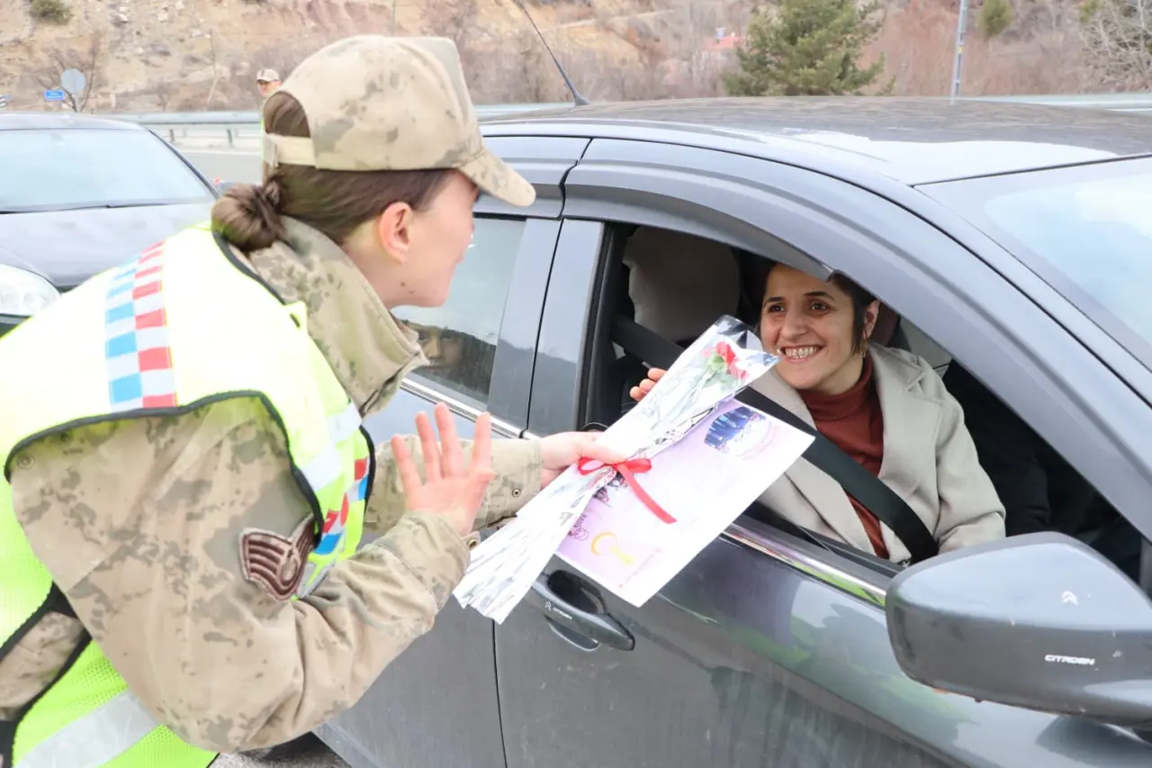 Gümüşhane İl Jandarma Komutanlığı’ndan 8 Mart’ta Anlamlı Farkındalık Faaliyeti
