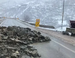 Gümüşhane’de heyelan karayolunu kapattı
