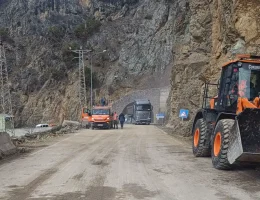 Gümüşhane’de heyelan sonrası kapanan yol yeniden ulaşıma açıldı