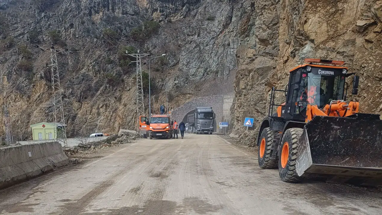 Gümüşhane’de heyelan sonrası kapanan yol yeniden ulaşıma açıldı