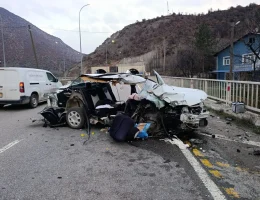 Hurdaya dönen araçtan sağ kurtuldular: 1’i bebek 3 yaralı