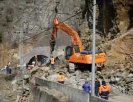 Kürtün yolunu kapatan heyelan havadan görüntülendi