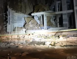 Gümüşhane’de dev kayalar gece yarısı binanın üstüne düştü