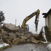 Gümüşhane’de gece yarısı dev kayalar ahırın üzerine düştü