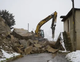 Gümüşhane’de gece yarısı dev kayalar ahırın üzerine düştü