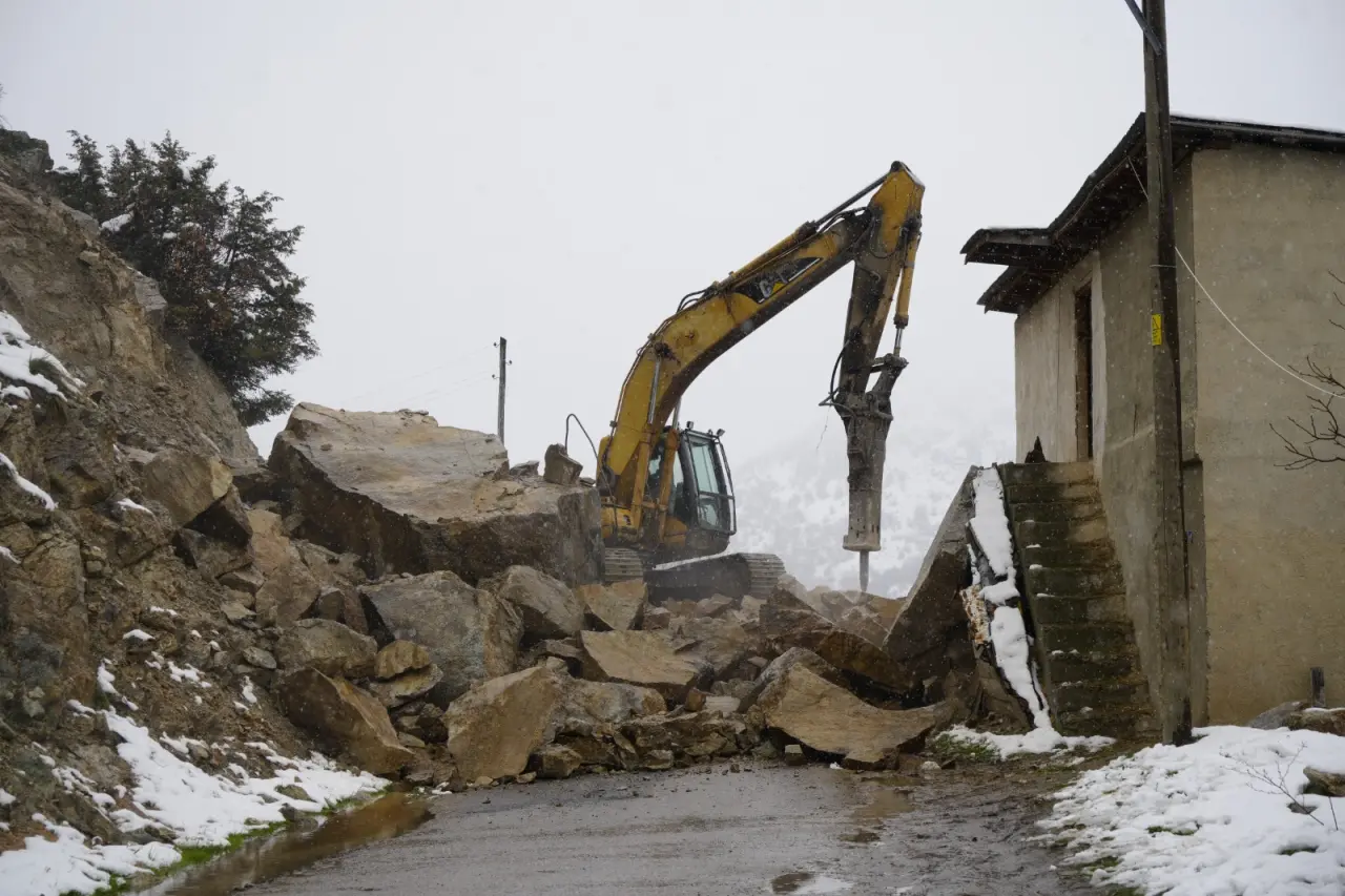 Gümüşhane’de gece yarısı dev kayalar ahırın üzerine düştü