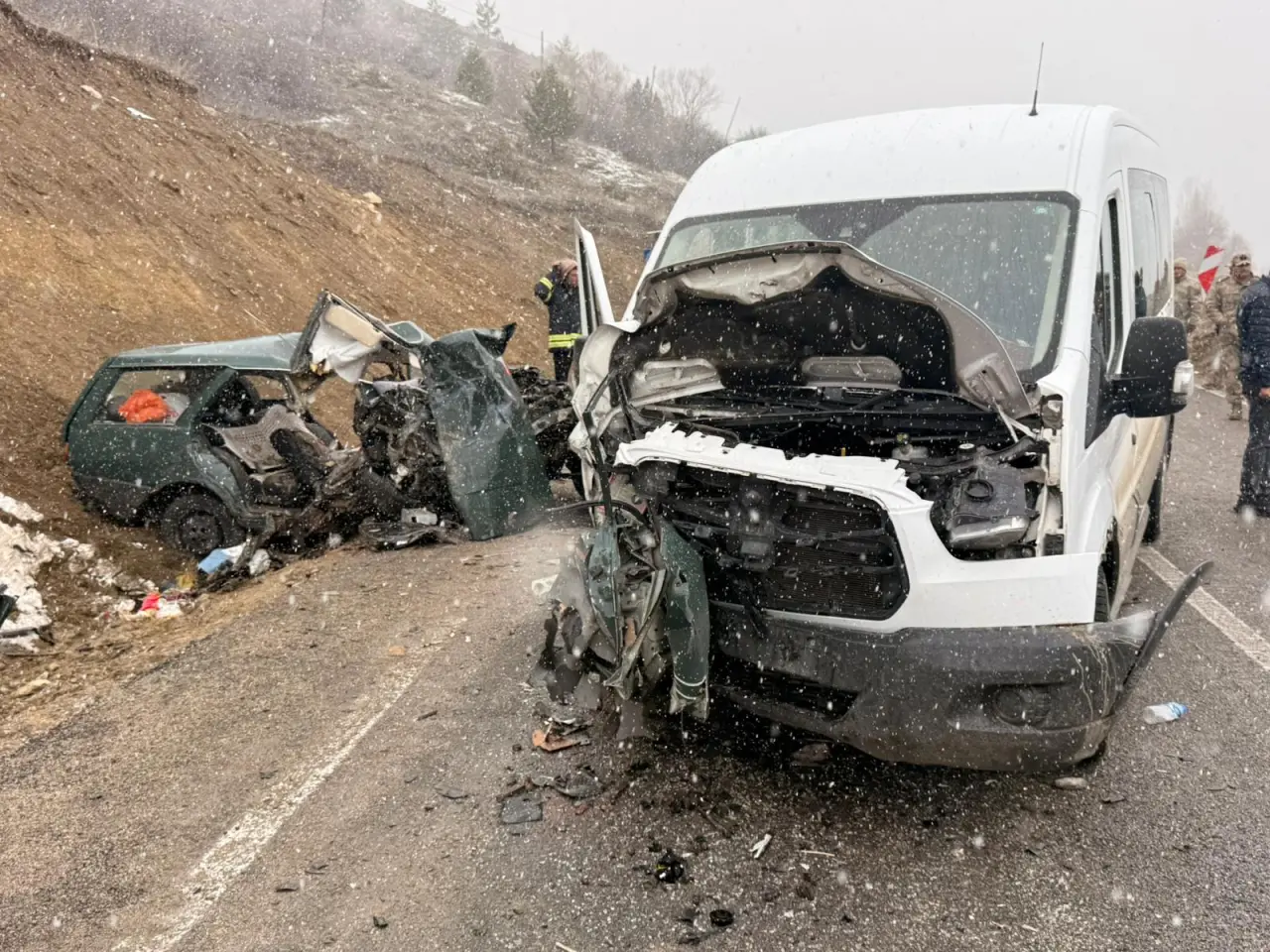 Kelkit’te feci kaza: Öğretmen servisi ile otomobil çarpıştı: 1 ölü, 10 yaralı