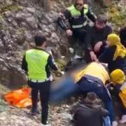 Bariyerlere çarpan motosikletten savrulan 2 genç uçuruma düştü