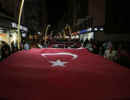 103 Metrelik Bayrakla Cumhuriyet Korteji