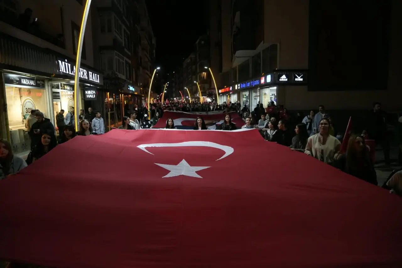 103 Metrelik Bayrakla Cumhuriyet Korteji