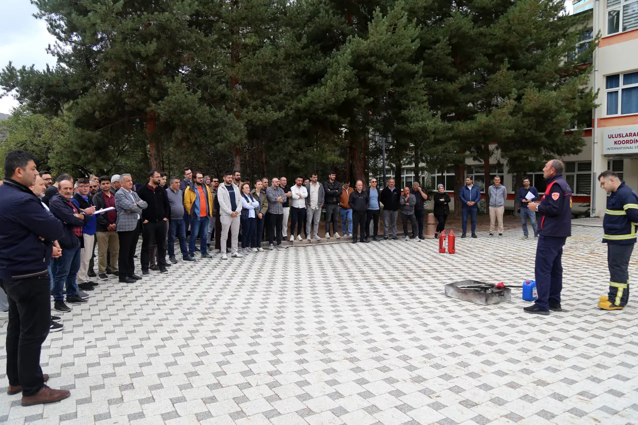 Gümüşhane Üniversitesi Personeline Yangın Söndürme Eğitimi ve Tatbikatı Verildi