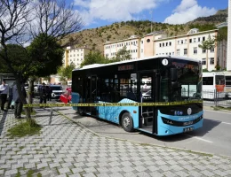 Gümüşhane’de Belediye Otobüsüne Çarpan Otomobildeki 2 Kişi Yaralandı