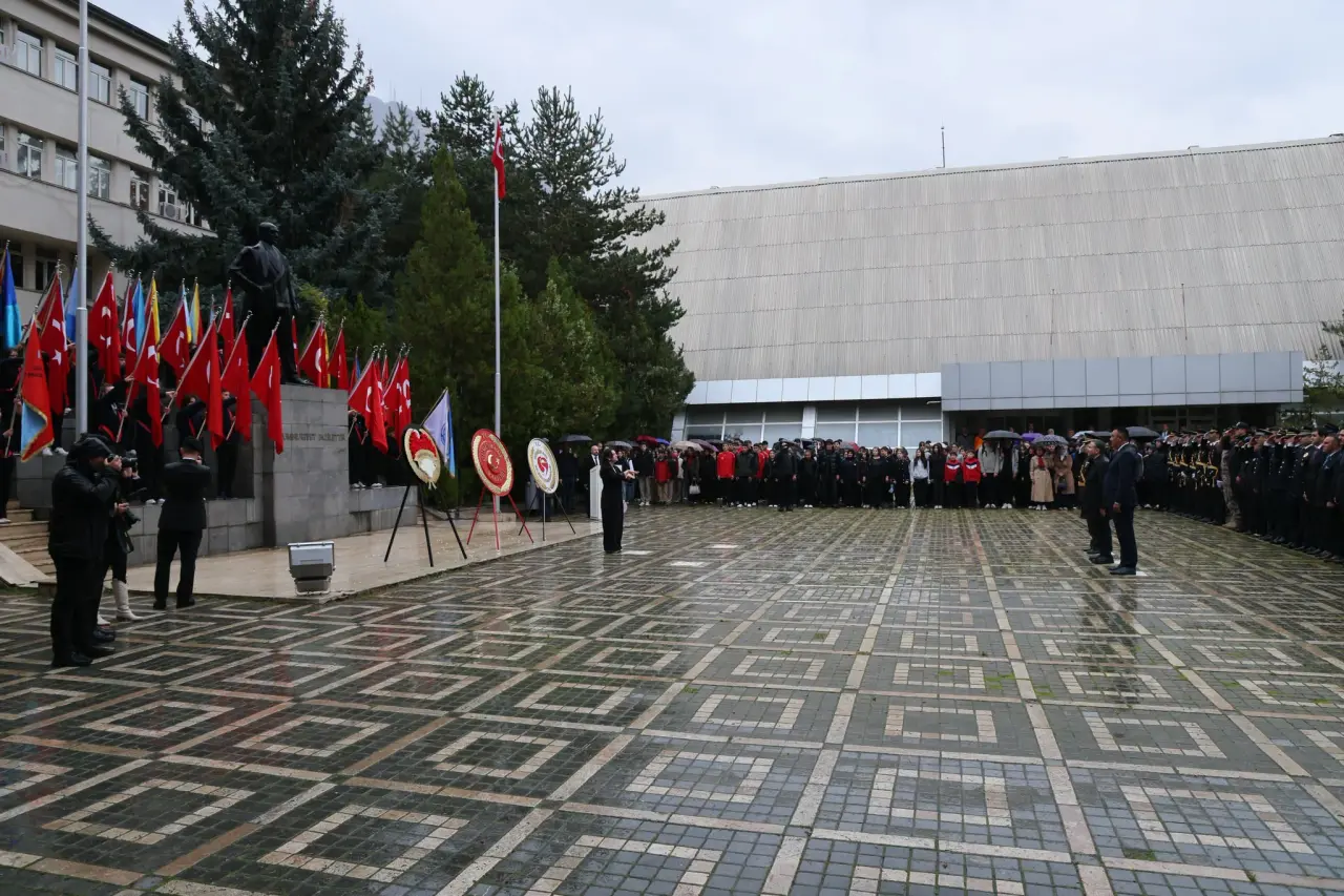 Gümüşhane’de Cumhuriyet Bayramı kutlamaları yağmur altında başladı