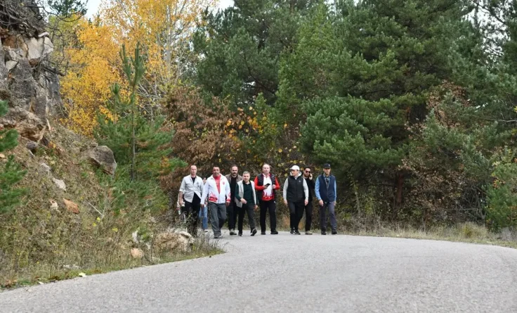 Sonbaharın sarısına Cumhuriyet’in kırmızısı eşlik etti