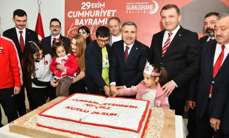 Vali Atay Davetlileri Kapıda Karşıladı