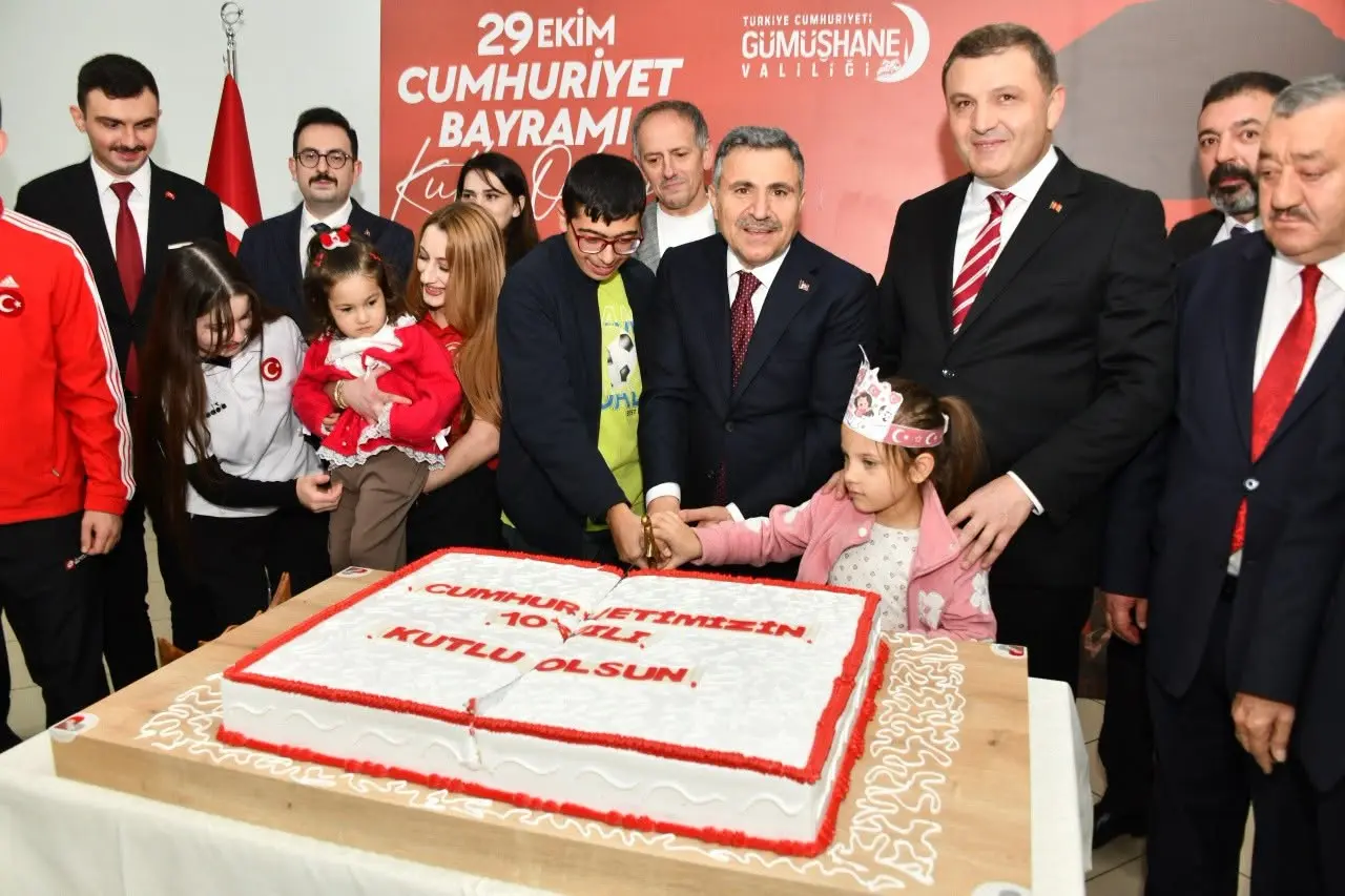 Vali Atay Davetlileri Kapıda Karşıladı