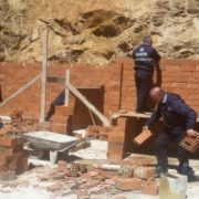 Gümüşhane Belediyesi kaçak yapıyı yıktı