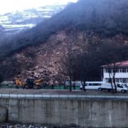 Gümüşhane’de dağdan kopan kayalar okulun bahçesine düştü