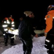 Komşusunun çatısını temizlerken düştü