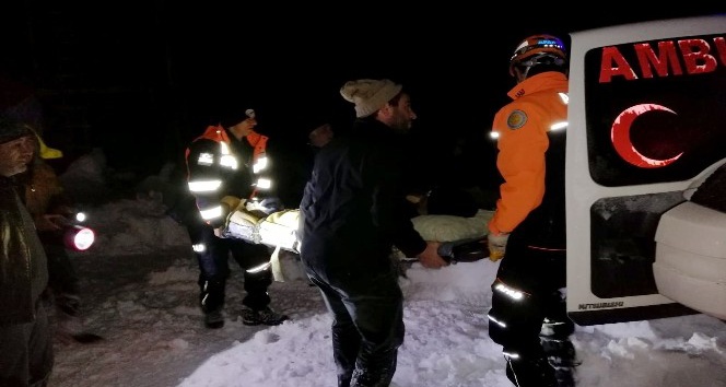 Komşusunun çatısını temizlerken düştü