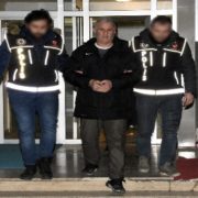 Mahkumlara uyuşturucu sağlayan gardiyan tutuklandı