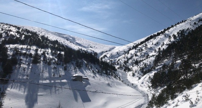 Zigana’da 10 kişiye mezar olan yere yine çığ geldi