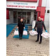 Sağlık çalışanlarına tatlı ikram etti