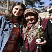 TEMA Vakfından kadınlar gününde 81 kadına 81 çiçek