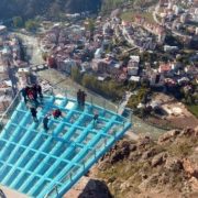 Torul Kalesi Cam Seyir terasına Korona virüs ayarı