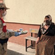 Bu ilçede yaşlıların iftar yemekleri evlerine götürülüyor