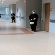Gümüşhane’de sağlık çalışanları arkadaşlarını alkışladı