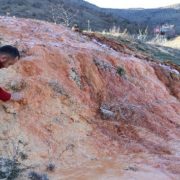 Sulama amaçlı açılan sondajdan kalsiyum karbonatlı su fışkırıyor