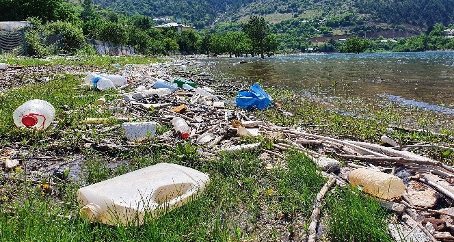 Baraj gölü çöplüğe döndü