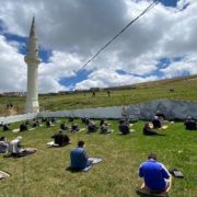 Kadırga Yaylası’ndaki üstü açık camide sosyal mesafeli cuma namazı böyle kılındı