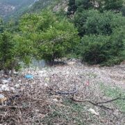Barajın suları çekildi mahalle çöplerle başbaşa kaldı